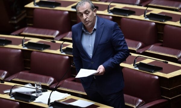 Σωκράτης Βαρδάκης: Ορκίστηκε βουλευτής του ΣΥΡΙΖΑ στη θέση του Χάρη Μαμουλάκη – Δείτε βίντεο
