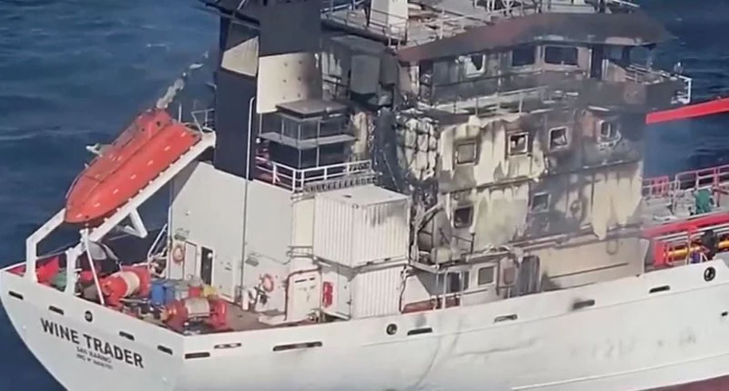 Μαύρη Θάλασσα: Αγνοούνται 7 ναυτικοί μετά τη φωτιά σε τάνκερ – Η ΕΕ θα συζητήσει την επιβολή μορατόριουμ στις επιθέσεις