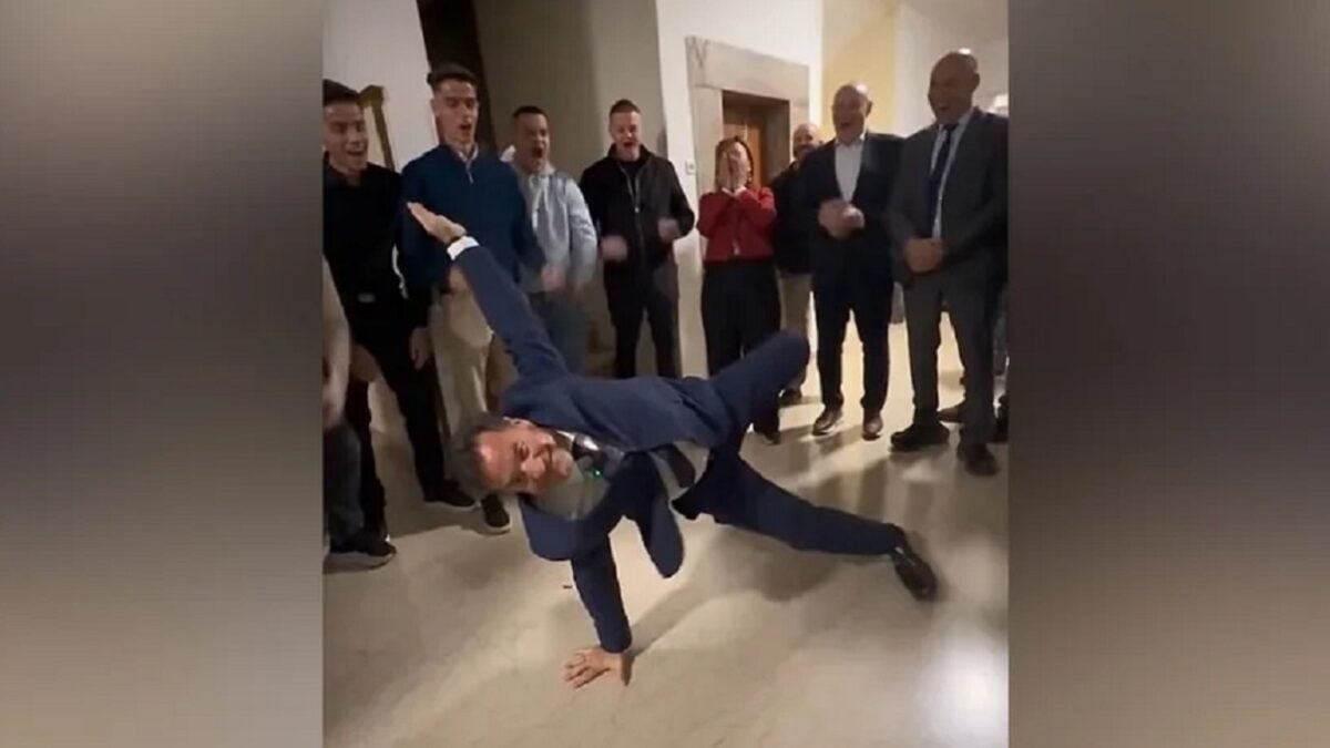 Άδωνις Γεωργιάδης: Ο υπουργός Υγείας απαντά με break dance στα σχόλια για το σύνθημα «και α και ου και ΔΑΠ/ΝΔΦΚ» 1 Άδωνις Γεωργιάδης: Ο υπουργός Υγείας απαντά με break dance στα σχόλια για το σύνθημα «και α και ου και ΔΑΠ/ΝΔΦΚ»