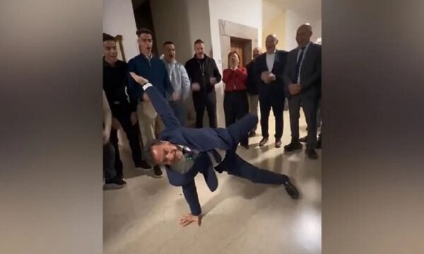 Άδωνις Γεωργιάδης: Ο υπουργός Υγείας απαντά με break dance στα σχόλια για το σύνθημα «και α και ου και ΔΑΠ/ΝΔΦΚ»