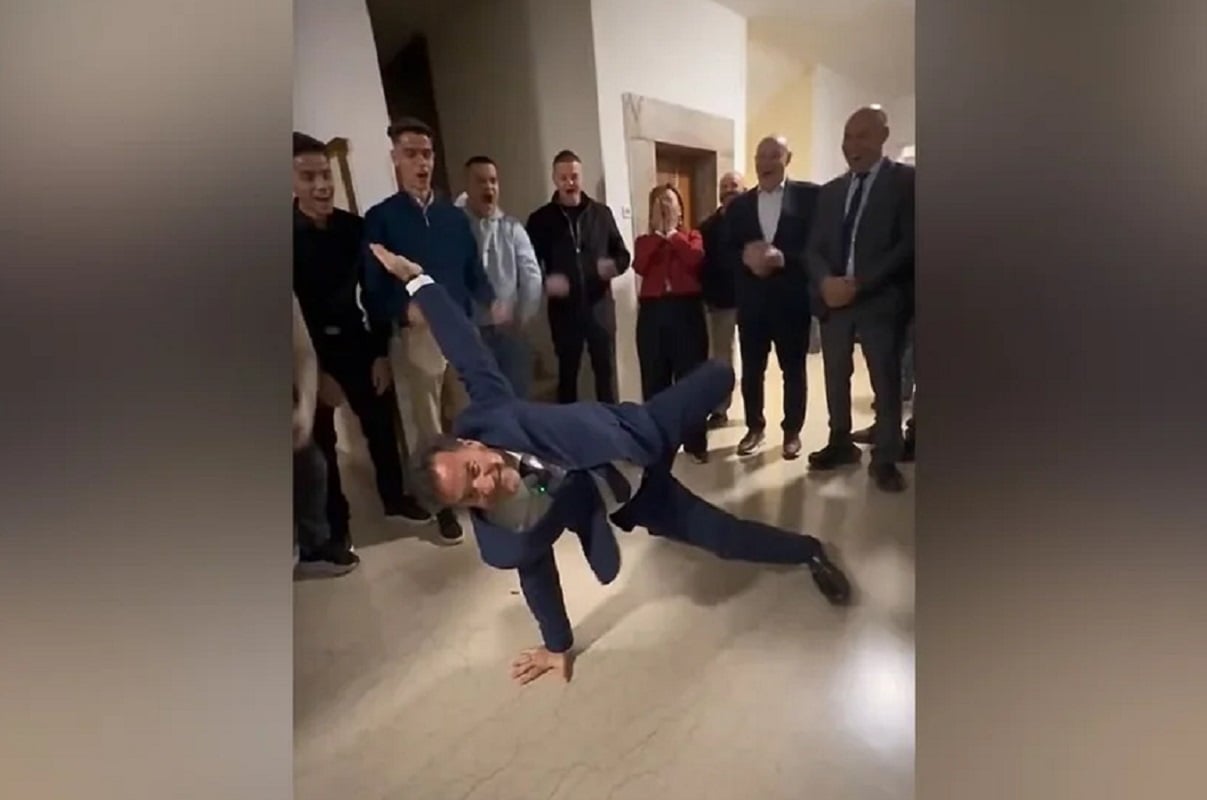 Άδωνις Γεωργιάδης: Ο υπουργός Υγείας απαντά με break dance στα σχόλια για το σύνθημα «και α και ου και ΔΑΠ/ΝΔΦΚ»