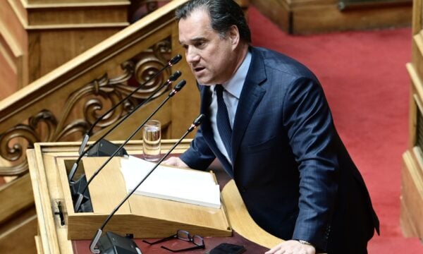 Γεωργιάδης – Καζαμίας: Κόντρα στη Βουλή για τη συνάντηση στην Αθηναϊκή Λέσχη – Δείτε βίντεο