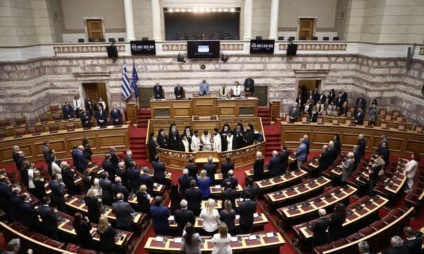 Βουλή: Με Αγιασμό του Αρχιεπισκόπου Ιερώνυμου άρχισε η νέα τακτική Σύνοδος – ΦΩΤΟ