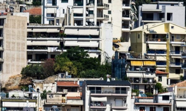 Στεγαστική κρίση: Τι δείχνουν οι αριθμοί για το κόστος στέγασης, τα εισοδήματα και τη νέα γενιά – Αναλυτικοί πίνακες