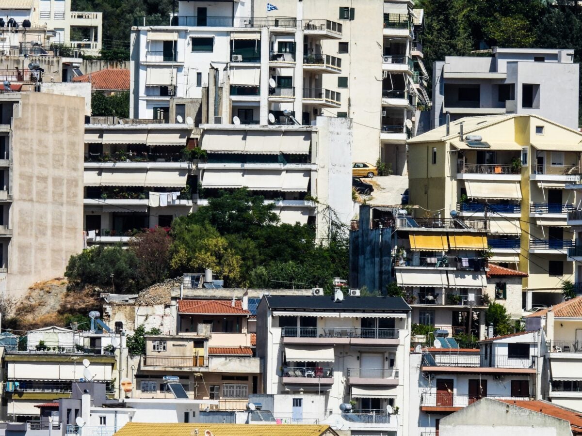 Στεγαστική κρίση: Τι δείχνουν οι αριθμοί για το κόστος στέγασης, τα εισοδήματα και τη νέα γενιά – Αναλυτικοί πίνακες