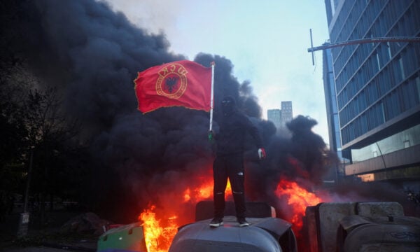 Τίρανα: Συγκρούσεις διαδηλωτών με την αστυνομία και έκκληση της κυβέρνησης για ηρεμία