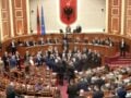 Αλβανία: Βουλευτές πιάστηκαν στα χέρια στη Βουλή και αναποδογύρισαν έδρανα – Δείτε βίντεο