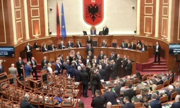 Αλβανία: Βουλευτές πιάστηκαν στα χέρια στη Βουλή και αναποδογύρισαν έδρανα – Δείτε βίντεο