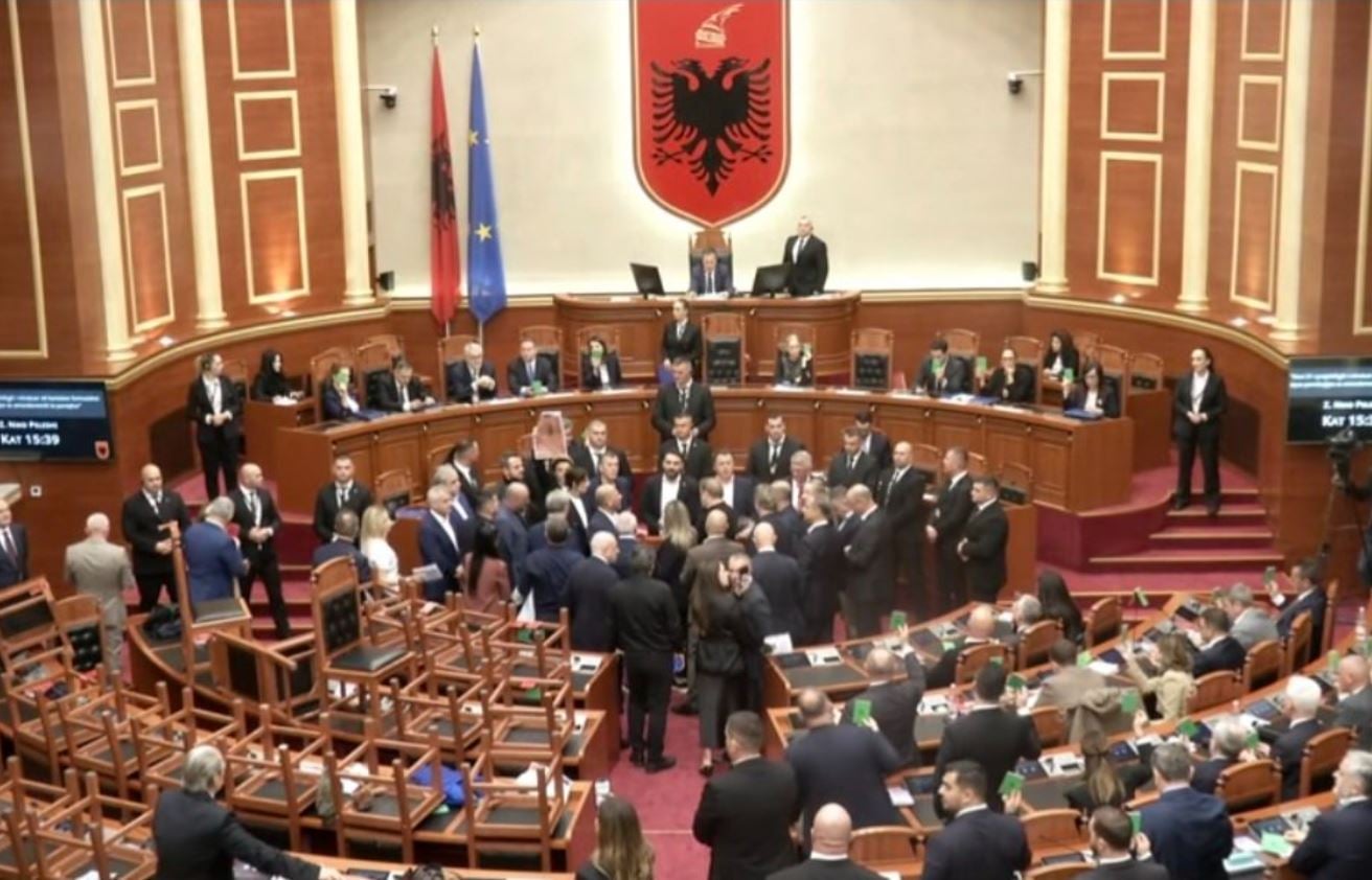 Αλβανία: Βουλευτές πιάστηκαν στα χέρια στη Βουλή και αναποδογύρισαν έδρανα – Δείτε βίντεο