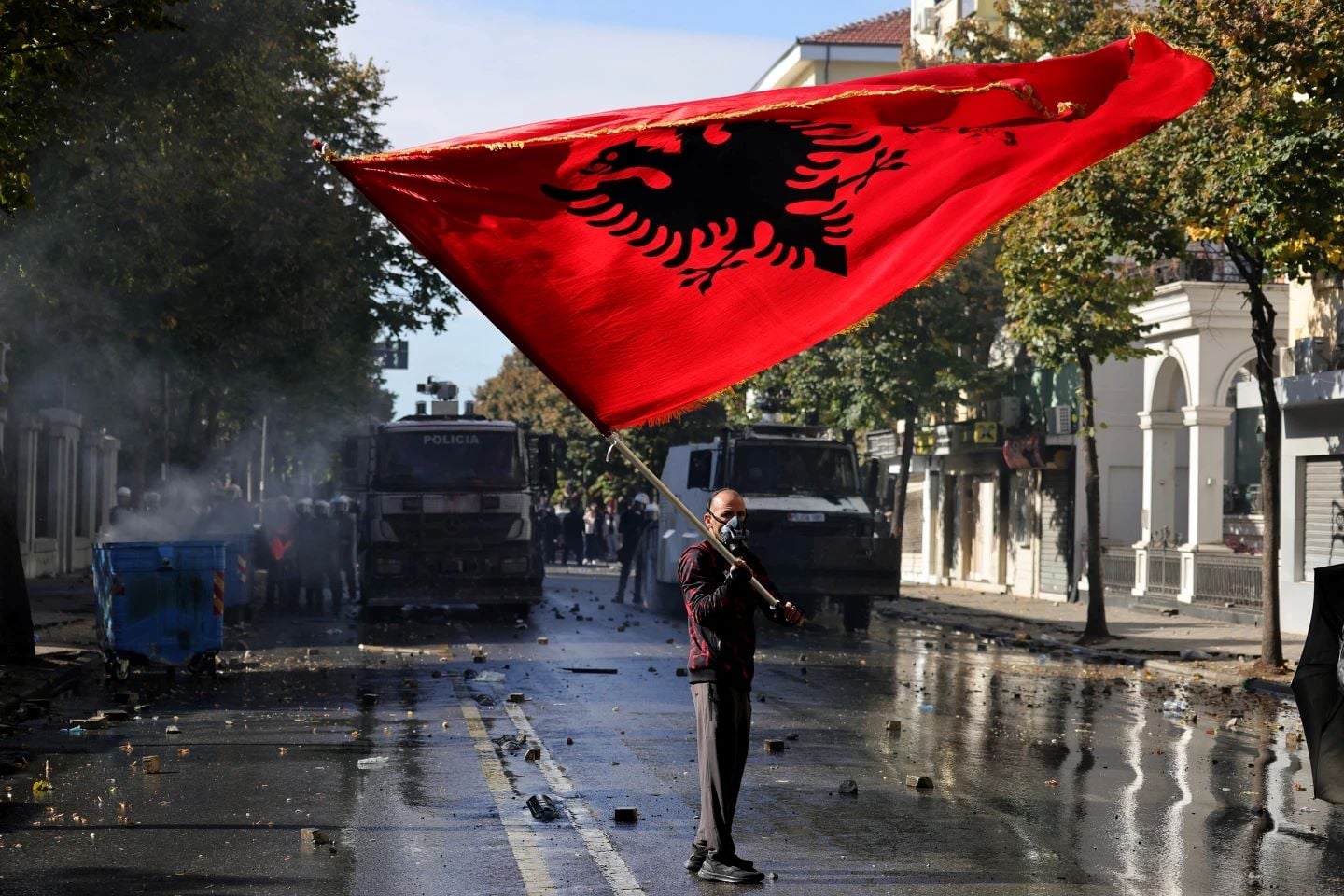 Αλβανία: Εκατοντάδες γιατροί και μαθητές διαδηλώνουν ξανά στα Τίρανα προς το πρωθυπουργικό γραφείο – Δείτε βίντεο