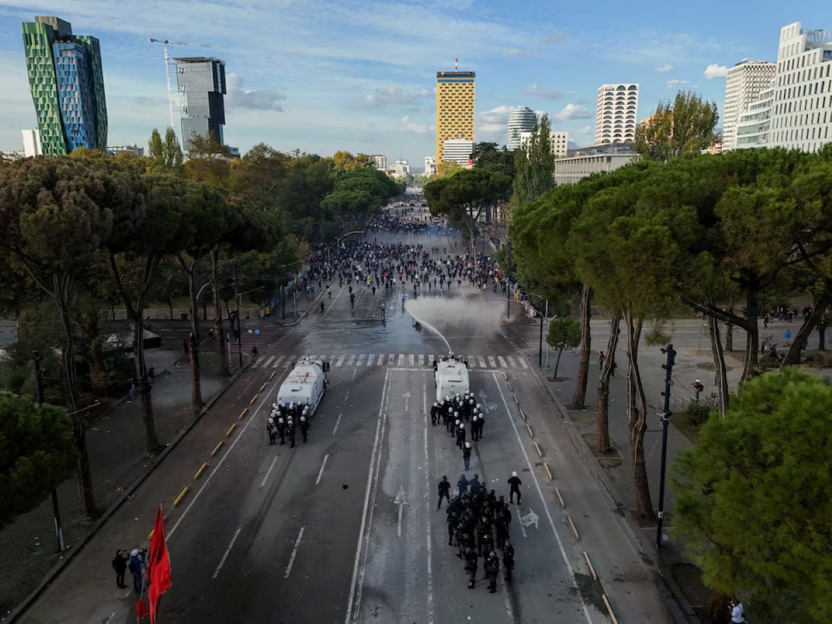 Αλβανία: Διαδηλωτής έχασε το μάτι του ενώ «φλέγονται» τα Τίρανα και ο Ράμα επιμένει στον «θεατρικό» διάλογο – Νέο συλλαλητήριο σήμερα 9 Αλβανία: Διαδηλωτής έχασε το μάτι του ενώ «φλέγονται» τα Τίρανα και ο Ράμα επιμένει στον «θεατρικό» διάλογο – Νέο συλλαλητήριο σήμερα