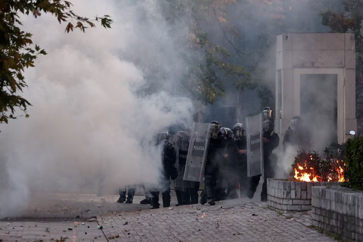 Αλβανία: Διαδηλωτής έχασε το μάτι του ενώ «φλέγονται» τα Τίρανα και ο Ράμα επιμένει στον «θεατρικό» διάλογο – Νέο συλλαλητήριο σήμερα 8 Αλβανία: Διαδηλωτής έχασε το μάτι του ενώ «φλέγονται» τα Τίρανα και ο Ράμα επιμένει στον «θεατρικό» διάλογο – Νέο συλλαλητήριο σήμερα