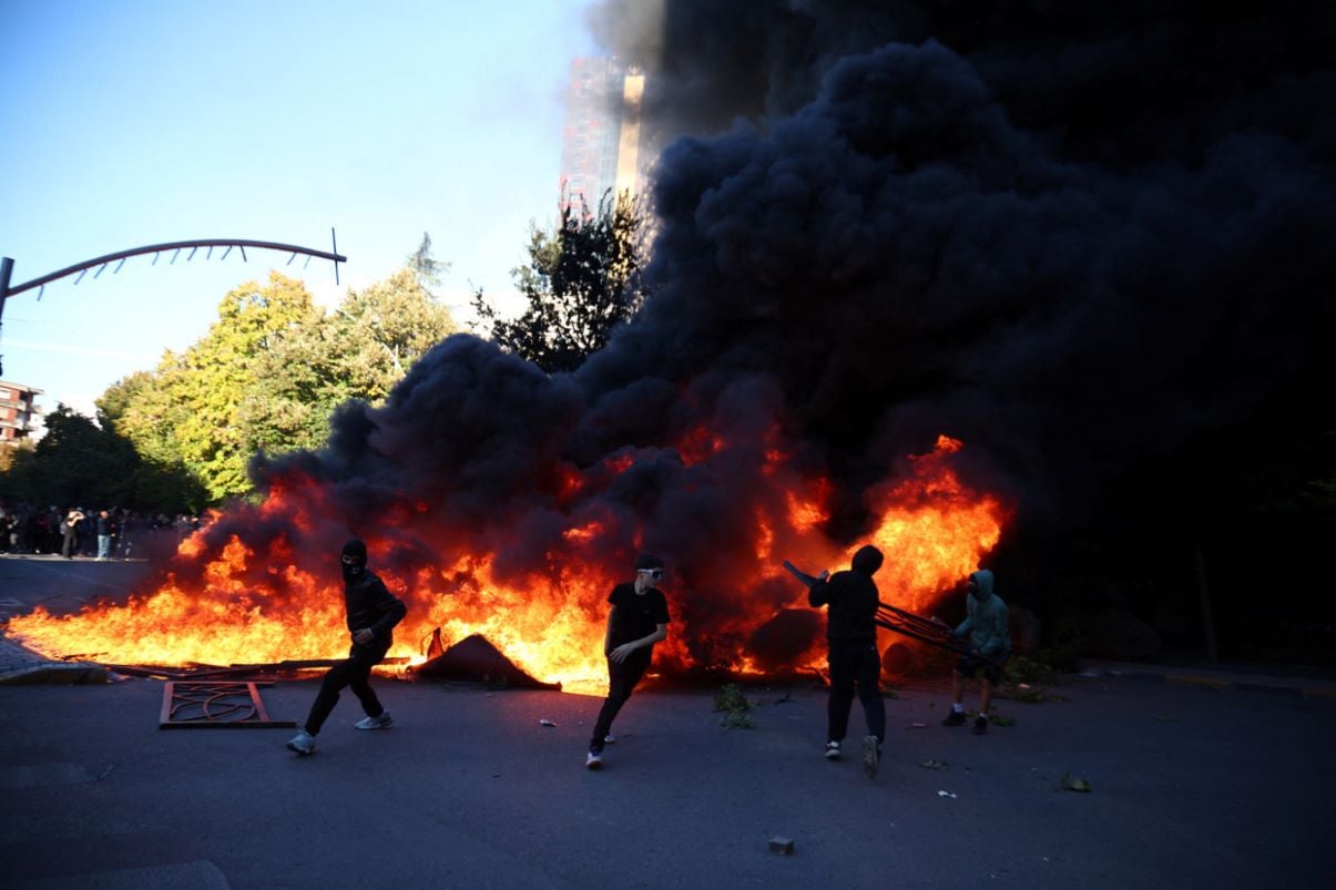 Αλβανία: Νέα σοβαρά επεισόδια μεταξύ φοιτητών και αστυνομίας – Φωτιά στο υπουργείο Παιδείας – ΒΙΝΤΕΟ
