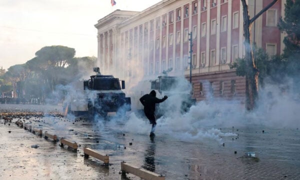 Αλβανία: Επεισόδια στις διαδηλώσεις κατά του Έντι Ράμα – Για 5η ημέρα πολιορκείται το υπουργείο Παιδείας – Δείτε βίντεο