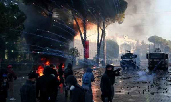 Αλβανία: Άγρια επεισόδια και δεκάδες συλλήψεις στα Τίρανα – Νέο κάλεσμα για κινητοποιήσεις σήμερα