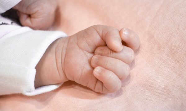 Εδιμβούργο: 12 χρόνια κάθειρξη σε 62χρονο παιδόφιλο για κακοποιήσεις επί 20 χρόνια – Έβαλε βότκα στο μπιμπερό βρέφους