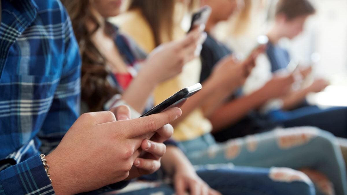 Ανήλικοι και social media: Τι προβλέπει το νομοσχέδιο για την απαγόρευση πρόσβασης κάτω των 15 ετών – 10 ερωτήσεις και απαντήσεις 1 Ανήλικοι και social media: Τι προβλέπει το νομοσχέδιο για την απαγόρευση πρόσβασης κάτω των 15 ετών – 10 ερωτήσεις και απαντήσεις