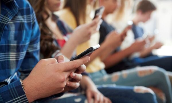 Ανήλικοι και social media: Τι προβλέπει το νομοσχέδιο για την απαγόρευση πρόσβασης κάτω των 15 ετών – 10 ερωτήσεις και απαντήσεις