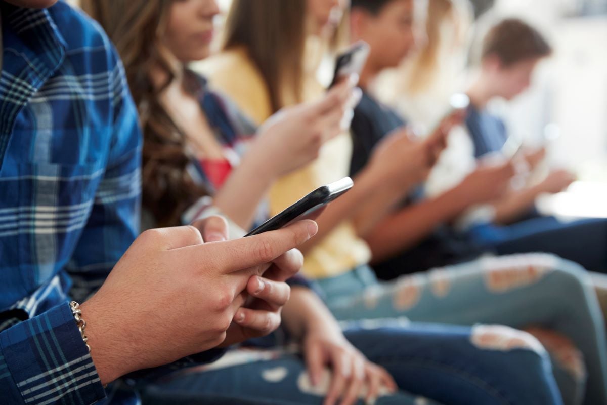 Ανήλικοι και social media: Τι προβλέπει το νομοσχέδιο για την απαγόρευση πρόσβασης κάτω των 15 ετών – 10 ερωτήσεις και απαντήσεις