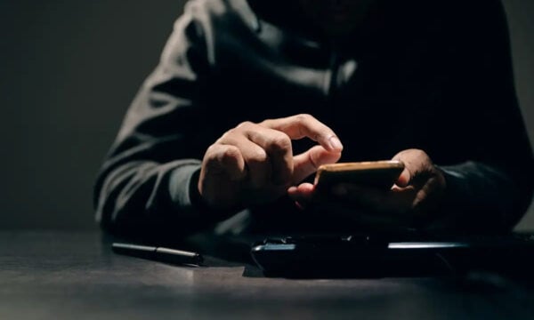 Θεσσαλονίκη και Καβάλα: Παρίσταναν τους λογιστές και άρπαζαν χρήματα και χρυσαφικά – Πέντε συλλήψεις για τη σπείρα με τα τηλεφωνήματα παγίδες