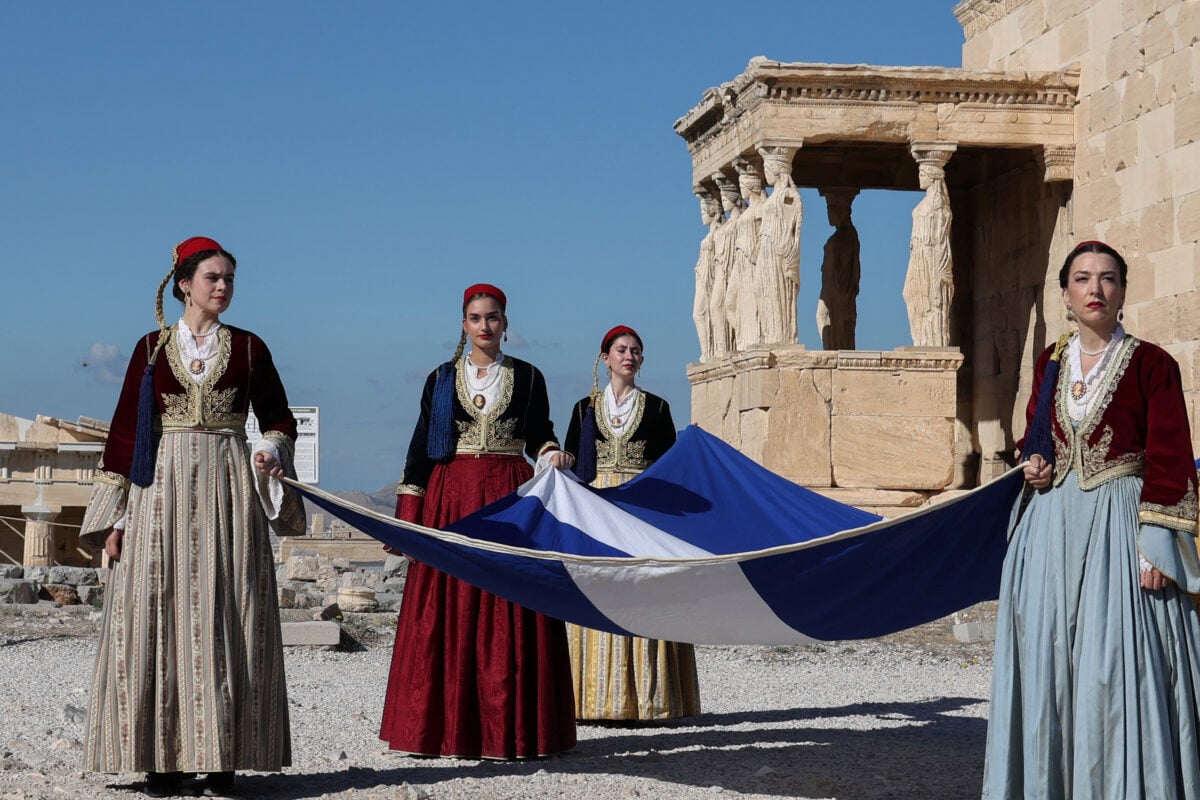 Αθήνα: Η τελετή έπαρσης της σημαίας στην Ακρόπολη για τα 82 χρόνια από την Απελευθέρωση από τη γερμανική κατοχή 11 Presidential Guards stand in front of the Parthenon temple during a ceremony marking the 82nd anniversary of the liberation of Athens from Nazi occupation, atop the Acropolis hill in Athens, Greece, October 12, 2026. REUTERS/Louisa Gouliamaki