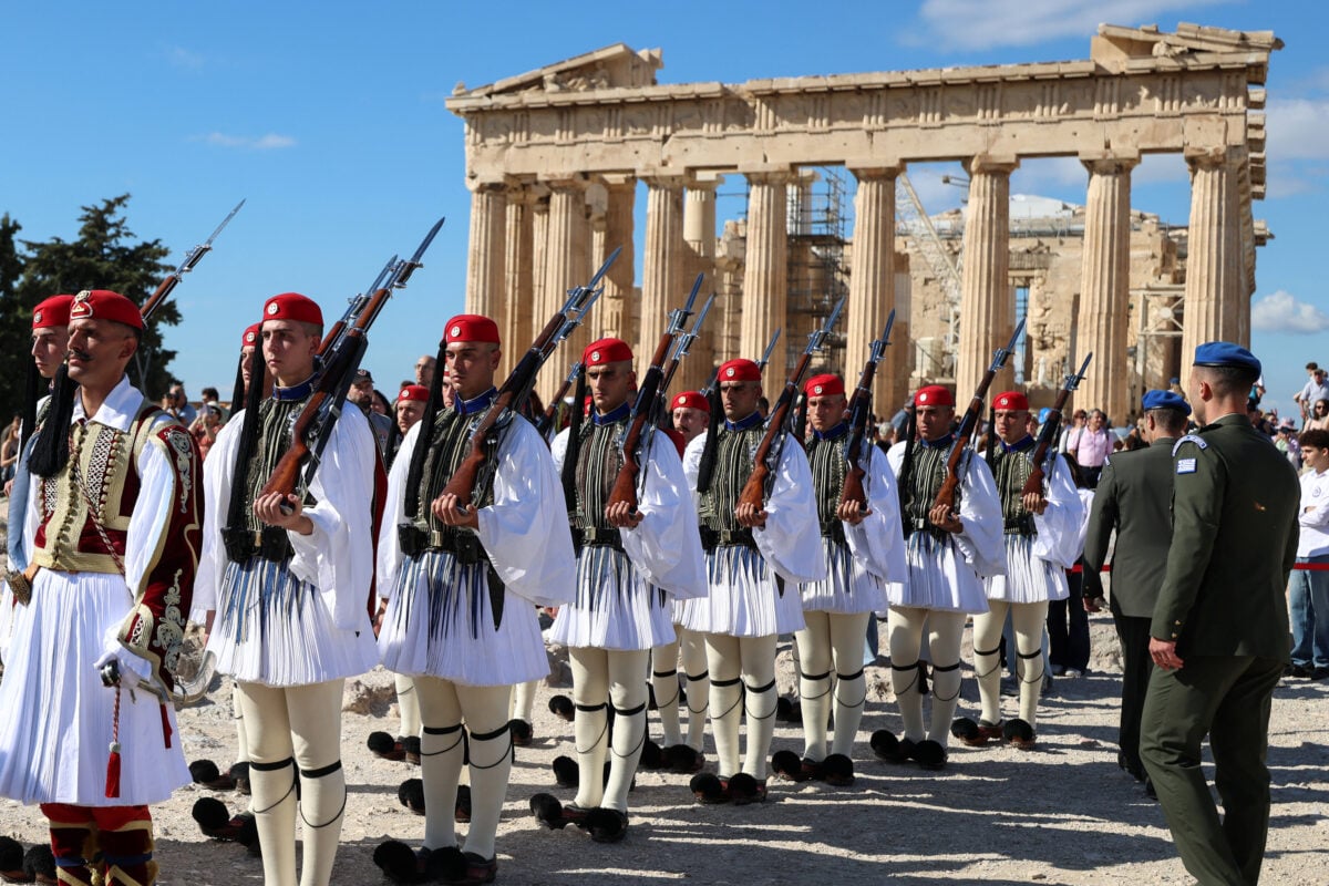 Αθήνα: Η τελετή έπαρσης της σημαίας στην Ακρόπολη για τα 82 χρόνια από την Απελευθέρωση από τη γερμανική κατοχή 10 Presidential Guards stand in front of the Parthenon temple during a ceremony marking the 82nd anniversary of the liberation of Athens from Nazi occupation, atop the Acropolis hill in Athens, Greece, October 12, 2026. REUTERS/Louisa Gouliamaki