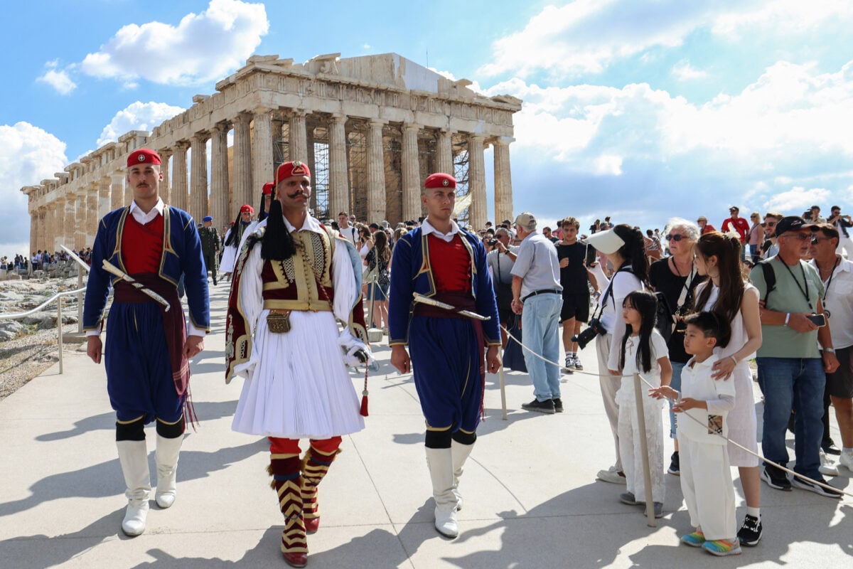 Αθήνα: Η τελετή έπαρσης της σημαίας στην Ακρόπολη για τα 82 χρόνια από την Απελευθέρωση από τη γερμανική κατοχή 9 Presidential Guards stand in front of the Parthenon temple during a ceremony marking the 82nd anniversary of the liberation of Athens from Nazi occupation, atop the Acropolis hill in Athens, Greece, October 12, 2026. REUTERS/Louisa Gouliamaki