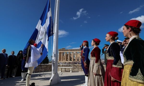 Αθήνα: Η τελετή έπαρσης της σημαίας στην Ακρόπολη για τα 82 χρόνια από την Απελευθέρωση από τη γερμανική κατοχή