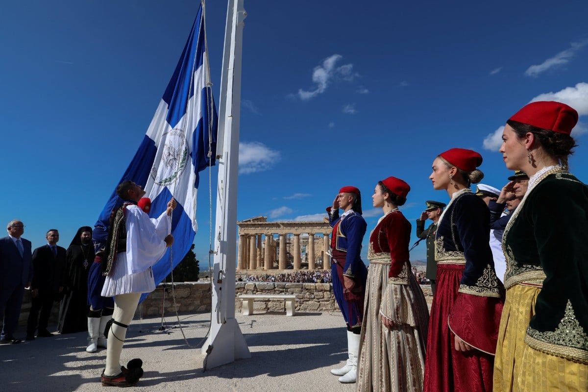 Αθήνα: Η τελετή έπαρσης της σημαίας στην Ακρόπολη για τα 82 χρόνια από την Απελευθέρωση από τη γερμανική κατοχή