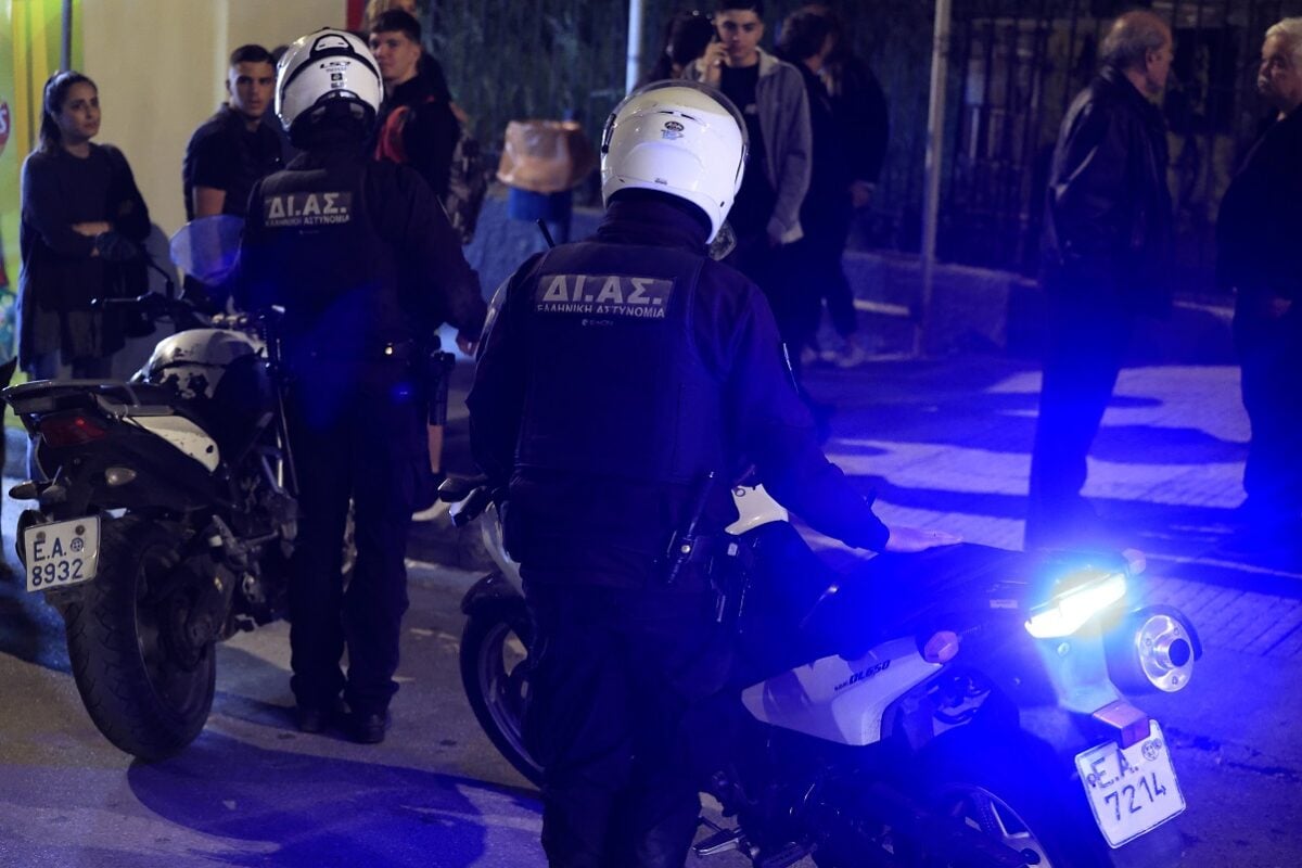 Πάτρα: Συνελήφθη 35χρονος δραπέτης μετά από επιχείρηση σε οικισμό Ρομά – Χειροπέδες και σε 20χρονο