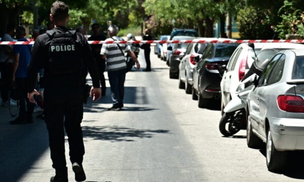 Πατήσια: Έπεσαν πυροβολισμοί έξω από πολυκατοικία – Τρεις νεαροί κρύφτηκαν στην ταράτσα για να αποφύγουν τη σύλληψη