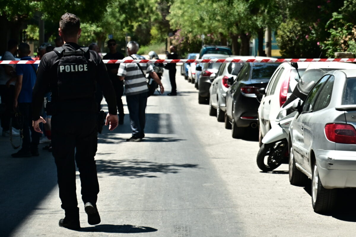 Πατήσια: Έπεσαν πυροβολισμοί έξω από πολυκατοικία – Τρεις νεαροί κρύφτηκαν στην ταράτσα για να αποφύγουν τη σύλληψη