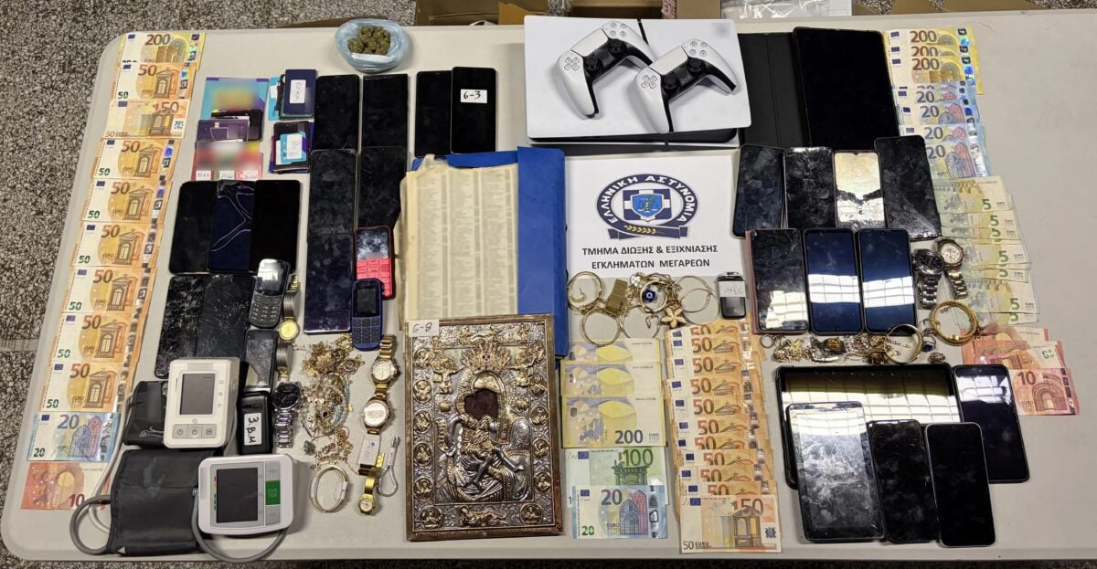 Μέγαρα: Αστυνομικοί κάνουν έφοδο στην αποθήκη της σπείρας με λεία 350.000 ευρώ από απάτες, κλοπές και ληστείες 8 αστυνομια
