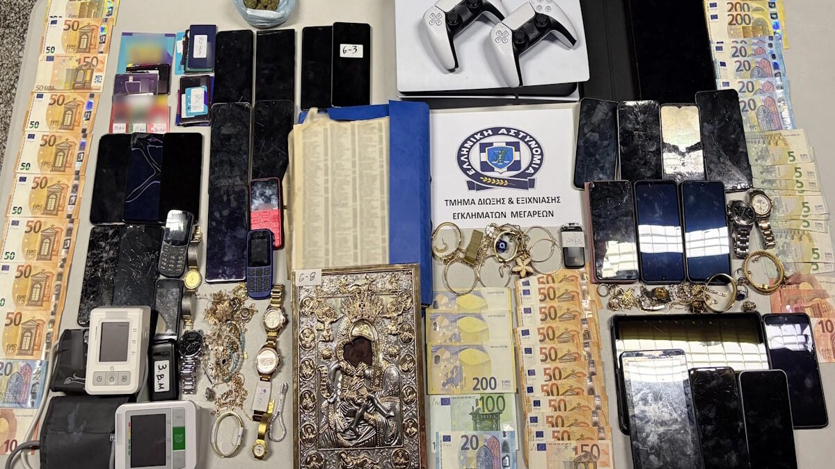 Μέγαρα: Αστυνομικοί κάνουν έφοδο στην αποθήκη της σπείρας με λεία 350.000 ευρώ από απάτες, κλοπές και ληστείες 3 Μέγαρα: Αστυνομικοί κάνουν έφοδο στην αποθήκη της σπείρας με λεία 350.000 ευρώ από απάτες, κλοπές και ληστείες