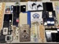 Μέγαρα: Αστυνομικοί κάνουν έφοδο στην αποθήκη της σπείρας με λεία 350.000 ευρώ από απάτες, κλοπές και ληστείες