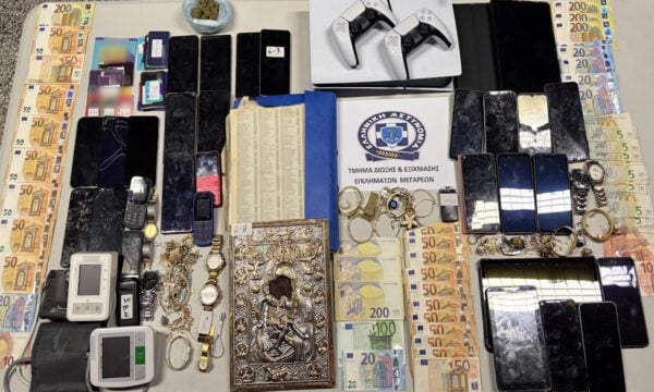Μέγαρα: Αστυνομικοί κάνουν έφοδο στην αποθήκη της σπείρας με λεία 350.000 ευρώ από απάτες, κλοπές και ληστείες