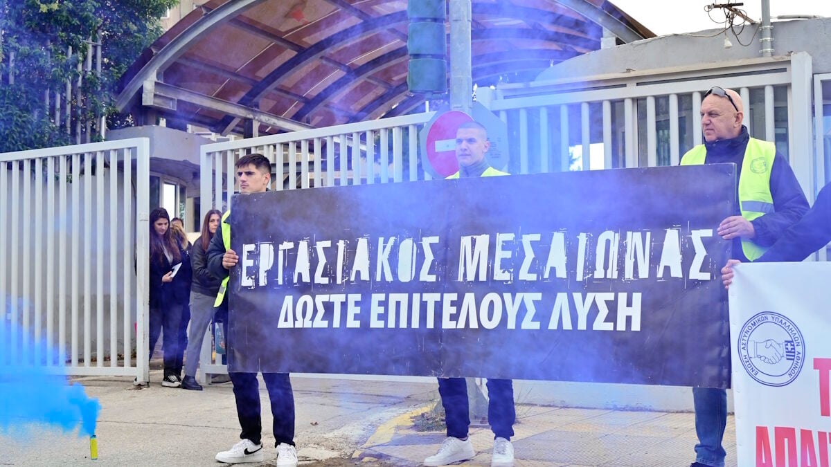 Μεσογείων: Αστυνομικοί διαδήλωσαν με καπνογόνα, κόρνες και συνθήματα – «Είμαστε στο τέλμα, ζούμε με χίλια ευρώ» 1 Μεσογείων: Αστυνομικοί διαδήλωσαν με καπνογόνα, κόρνες και συνθήματα – «Είμαστε στο τέλμα, ζούμε με χίλια ευρώ»