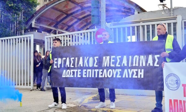 Μεσογείων: Αστυνομικοί διαδήλωσαν με καπνογόνα, κόρνες και συνθήματα – «Είμαστε στο τέλμα, ζούμε με χίλια ευρώ»