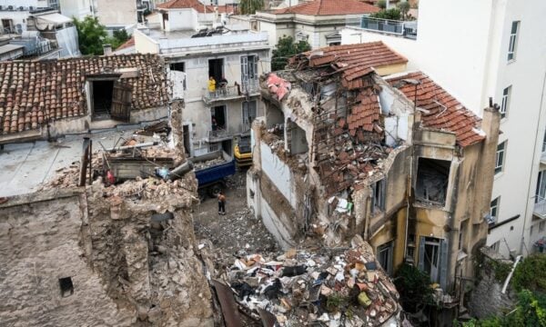 Independent: Τρεις συλλήψεις για τη φονική έκρηξη αερίου στην Αθήνα που σκότωσε έξι ανθρώπους