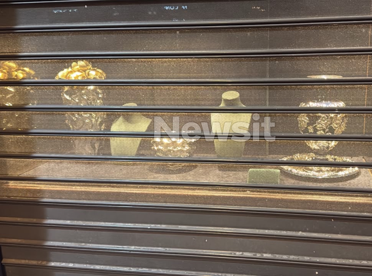 Κολωνάκι: Προστατευτικά στις βιτρίνες καταστημάτων πολυτελών ειδών λόγω των επεισοδίων στη Γαλλία 8 Κολωνάκι: Προστατευτικά στις βιτρίνες καταστημάτων πολυτελών ειδών λόγω των επεισοδίων στη Γαλλία