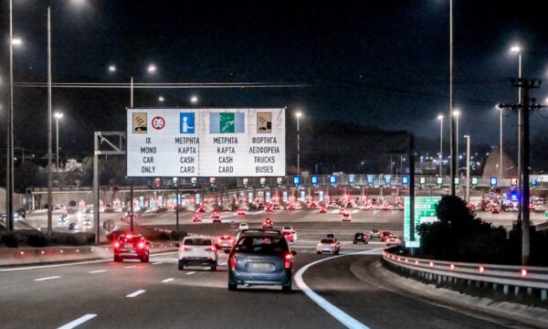 Αθηνών – Κορίνθου: Μποτιλιάρισμα μετά από τροχαίο με έναν τραυματία, όταν αυτοκίνητο προσέκρουσε στις μπάρες