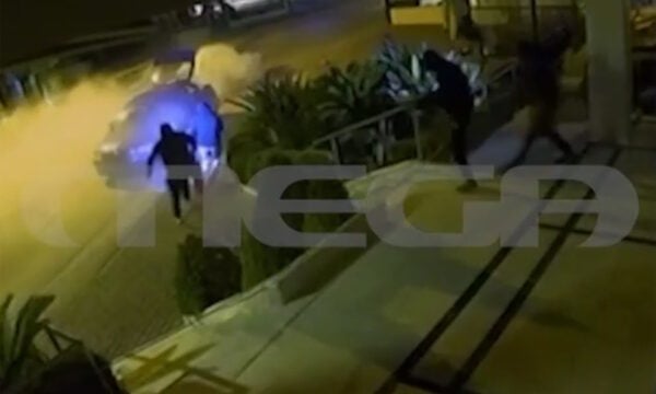 Αυλίδα: Μπουλντόζα γκρέμισε την πρόσοψη κοσμηματοπωλείου – «Πάνω από 10.000 η ζημιά στο κτίριο», είπε ο ιδιοκτήτης