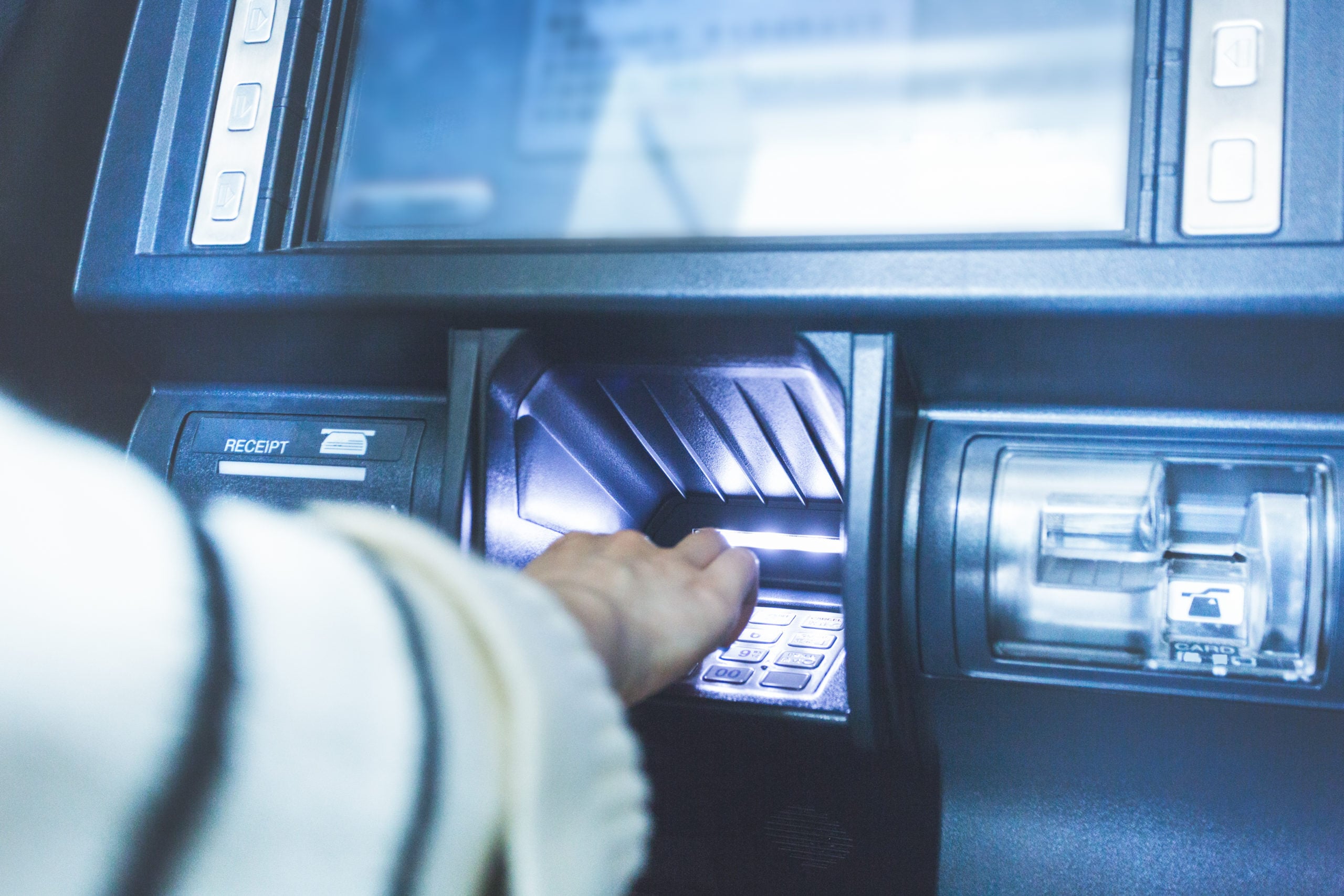 ΑΤΜ στις ΗΠΑ: Κουρέας παρέδωσε περιουσία 128.510 δολαρίων – Οι τσάντες με τα μετρητά και η πράξη που εξέπληξε την αστυνομία