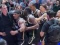 Ολυμπιακός: Έξαλλος ο Μπαρτζώκας μετά το buzzer-beater της Βίρτους – Οι παίκτες έπεσαν πάνω του (Βίντεο)