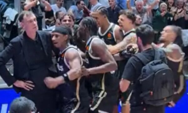 Ολυμπιακός: Έξαλλος ο Μπαρτζώκας μετά το buzzer-beater της Βίρτους – Οι παίκτες έπεσαν πάνω του (Βίντεο)