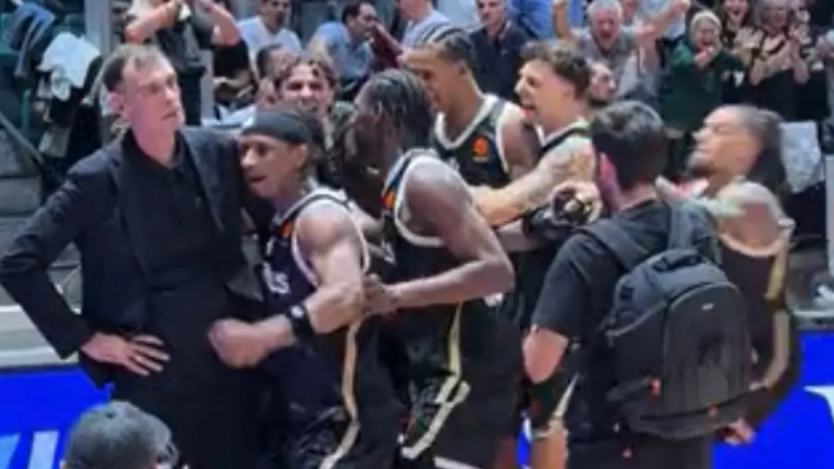 Ολυμπιακός: Έξαλλος ο Μπαρτζώκας μετά το buzzer-beater της Βίρτους – Οι παίκτες έπεσαν πάνω του (Βίντεο)