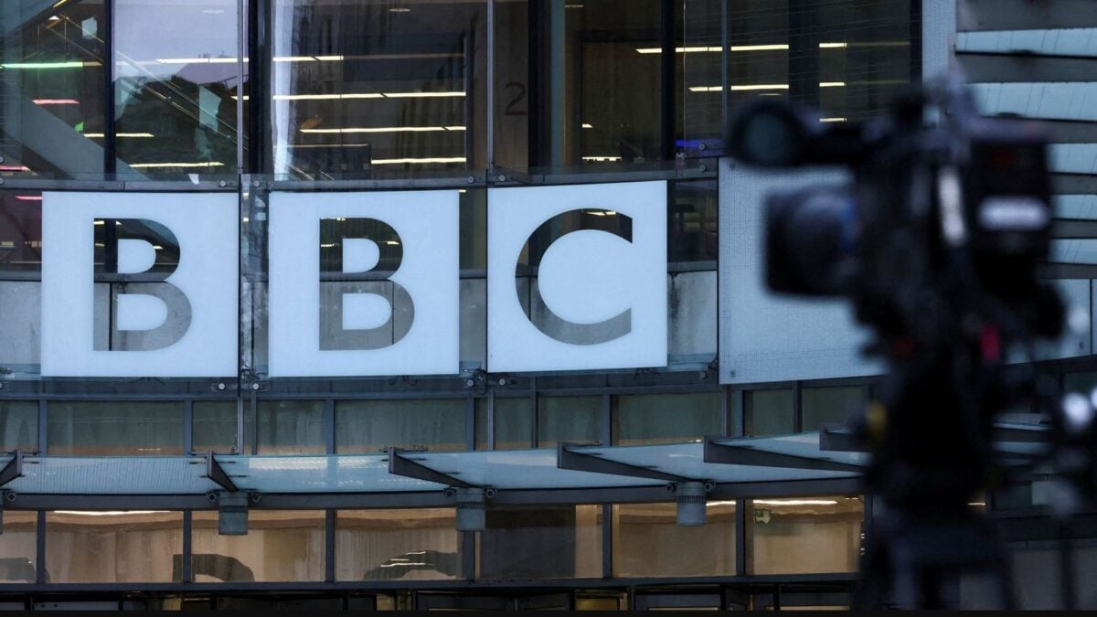 BBC: Φιλί στον αέρα ενώ νόμιζαν ότι η μετάδοση είχε τελειώσει – Δείτε βίντεο 1 BBC: Φιλί στον αέρα ενώ νόμιζαν ότι η μετάδοση είχε τελειώσει – Δείτε βίντεο
