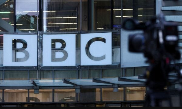BBC: Φιλί στον αέρα ενώ νόμιζαν ότι η μετάδοση είχε τελειώσει – Δείτε βίντεο