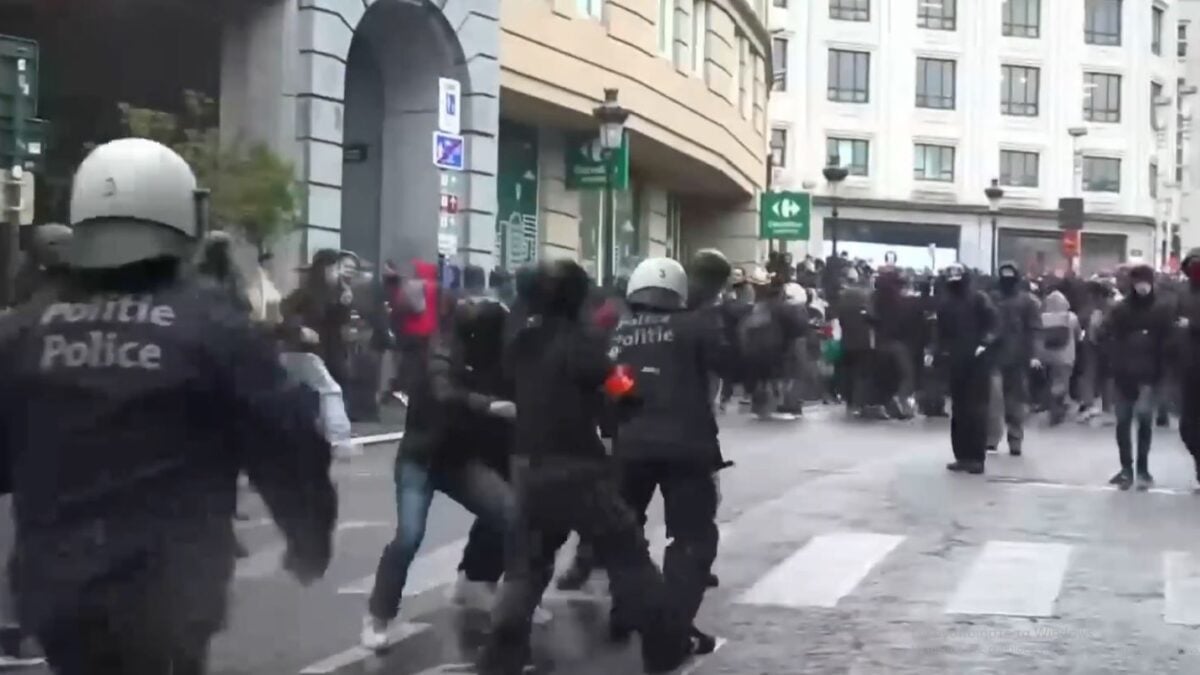 Βέλγιο: Σοβαρά επεισόδια και συλλήψεις στη μεγάλη διαδήλωση των συνδικάτων για τον προϋπολογισμό – Συμμετέχουν και μαθητές στις πορείες 1 Βέλγιο: Σοβαρά επεισόδια και συλλήψεις στη μεγάλη διαδήλωση των συνδικάτων για τον προϋπολογισμό – Συμμετέχουν και μαθητές στις πορείες