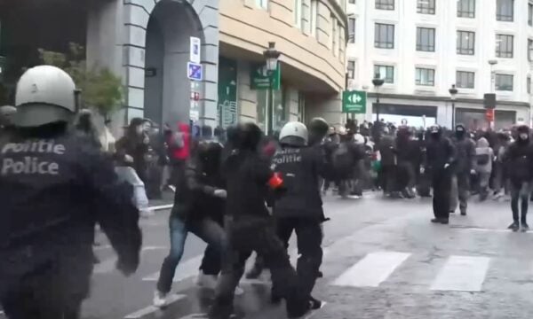 Βέλγιο: Σοβαρά επεισόδια και συλλήψεις στη μεγάλη διαδήλωση των συνδικάτων για τον προϋπολογισμό – Συμμετέχουν και μαθητές στις πορείες